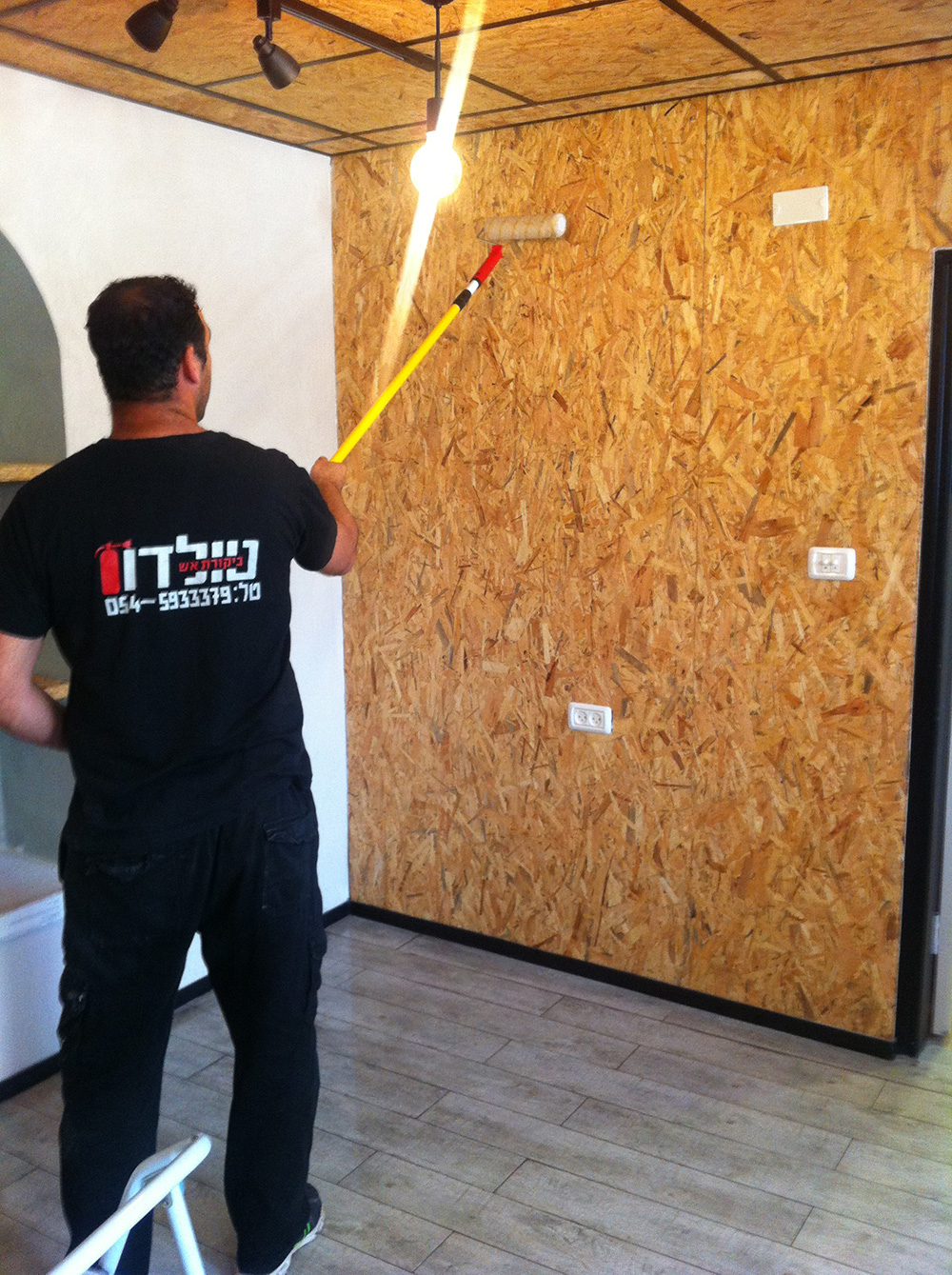 צביעת עץ בחומר מעכב בעירה