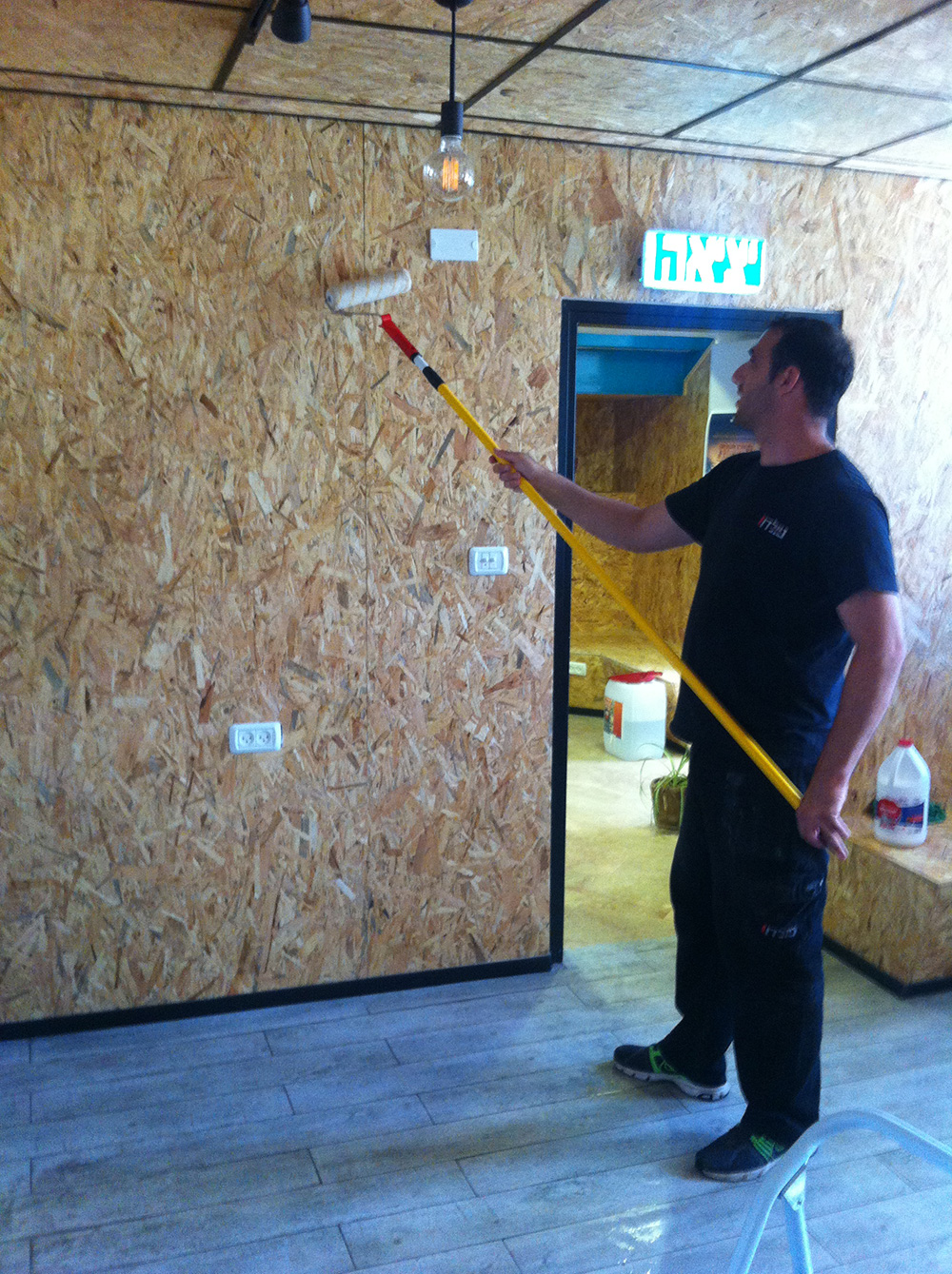 צביעת עץ בחומר מעכב בעירה