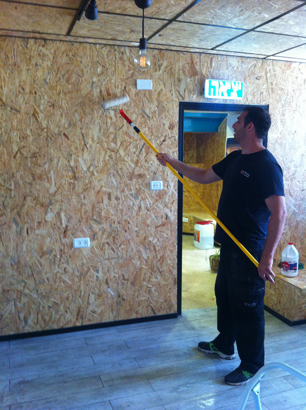 צביעת עץ בחומר מעכב בעירה