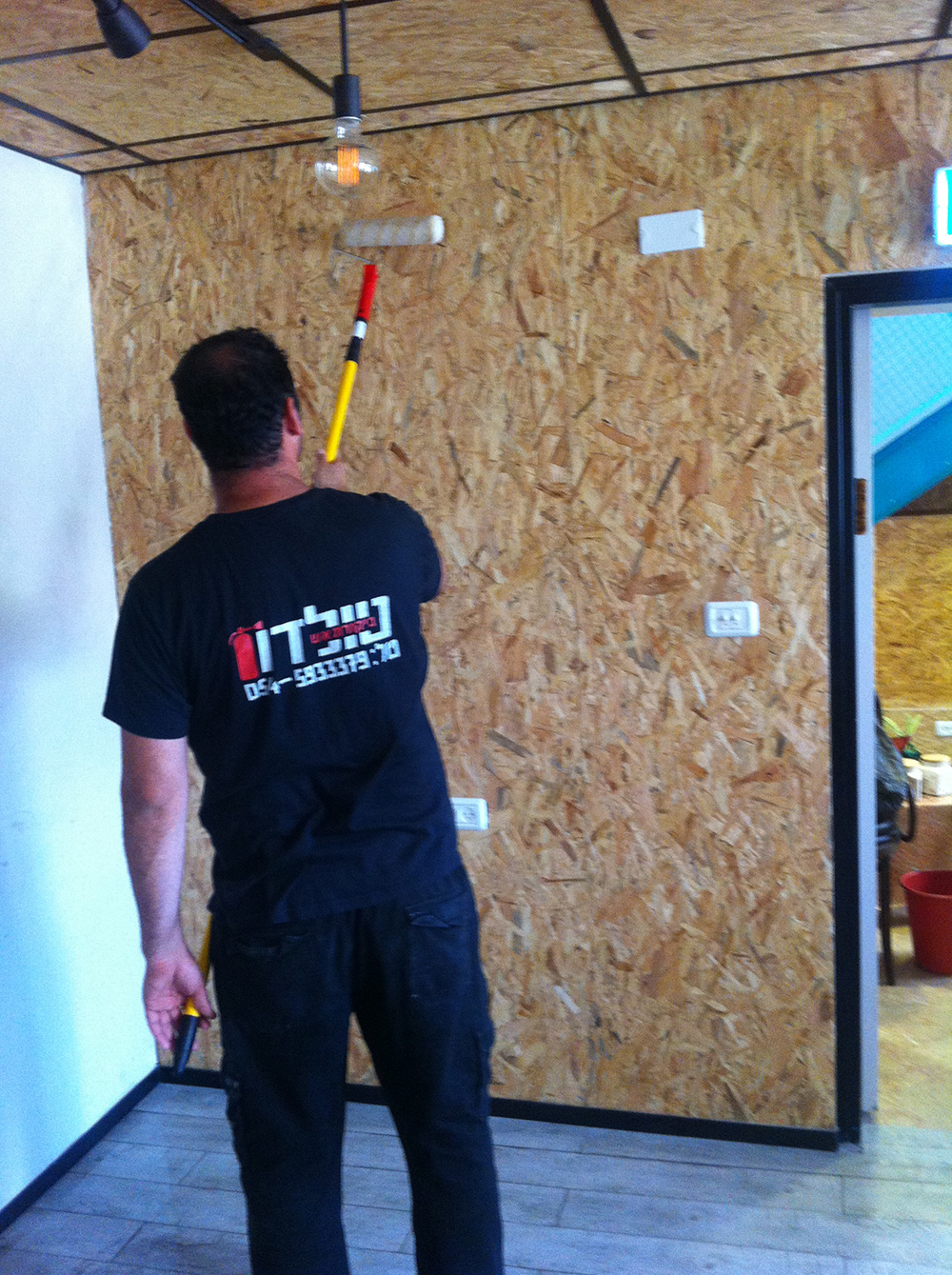 צביעת עץ בחומר מעכב בעירה